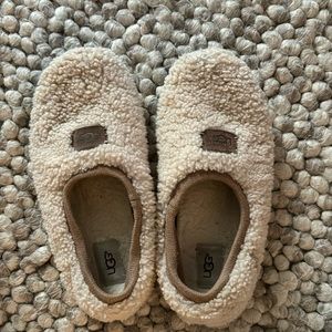 Women’s Ugg slippers size 9!